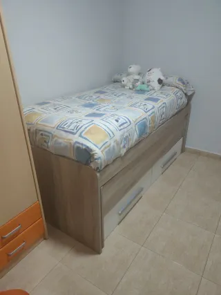 Escritorio juvenil y 2 camas