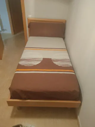 Escritorio juvenil y 2 camas