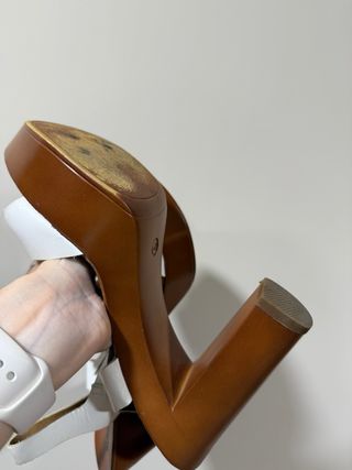 Sandalias Gloria Ortiz blancas y doradas