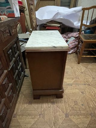 Cómoda clásica de madera con tapa de mármol
