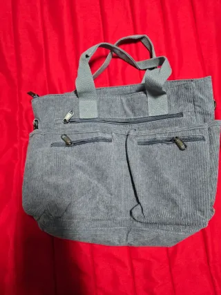 Bolso gris de pana con múltiples bolsillos