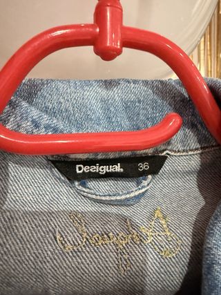 Chaqueta vaquera Desigual bordada