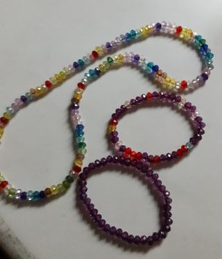 Collar y pulsera acrílica multicolor