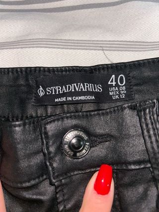 Pantalones pitillo efecto piel negros