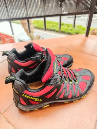 Zapatillas Merrell senderismo negras y rojas