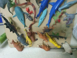 Caja con 87 animales de goma