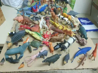 Caja con 87 animales de goma