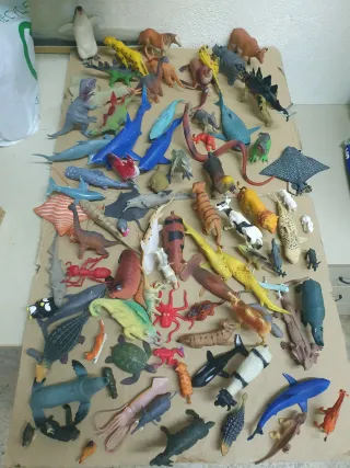 Caja con 87 animales de goma