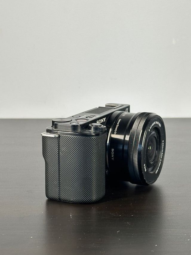 Sony Alpha ZV-E10 + Lente – 2900 Disparos