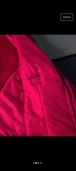 Abrigo rosa impermeable con capucha