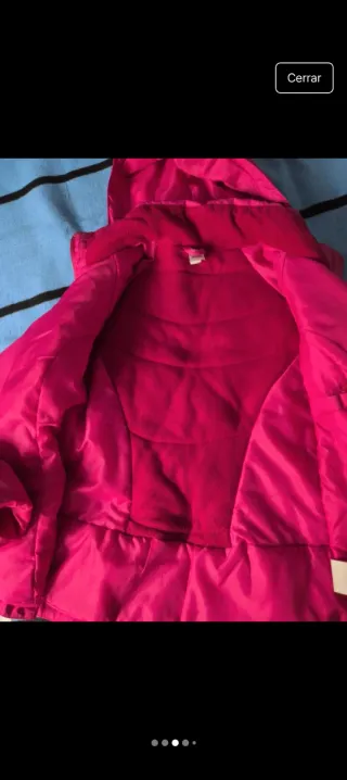 Abrigo rosa impermeable con capucha