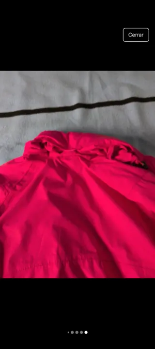 Abrigo rosa impermeable con capucha