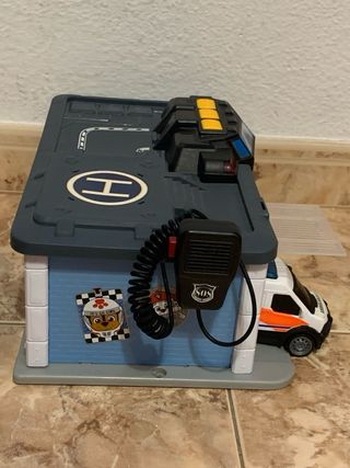 Estación SOS con helipuerto, coches y emisora