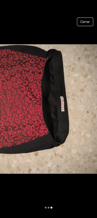 Falda corta negra y roja