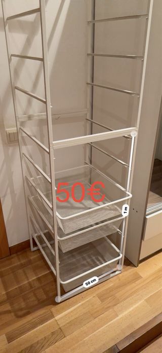 Estantería metálica blanca con cestas