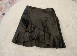 Falda polipiel negra volantes Talla S.