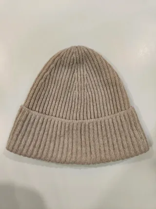 Gorro de punto beige