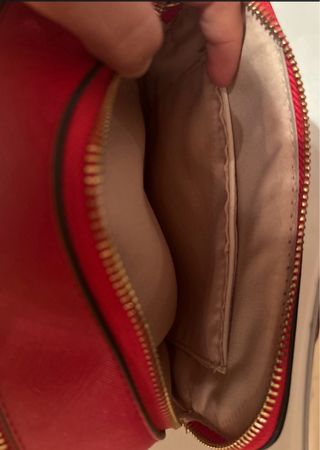 Bolso rojo con cadena dorada