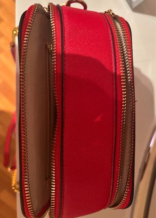 Bolso rojo con cadena dorada