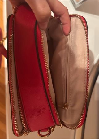 Bolso rojo con cadena dorada