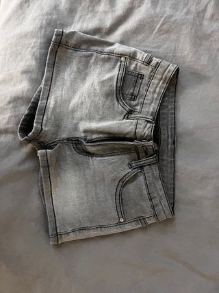 Vaqueros cortos grises elásticos