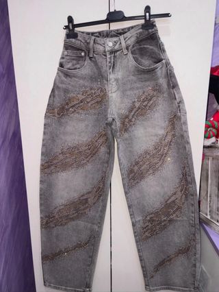 Jeans balloon con borchie e strass