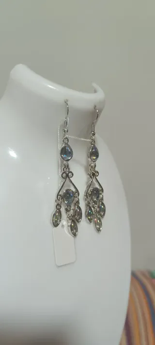 Pendientes largos plateados con piedras de luna