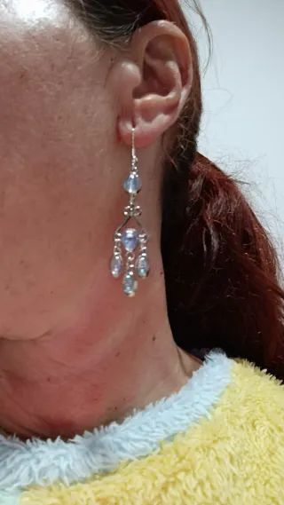 Pendientes largos plateados con piedras de luna