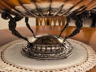 Precioso frutero de plata.