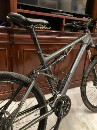Bicicleta MTB Ghost con doble suspensión