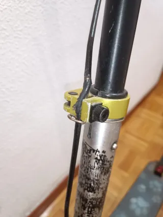 Patinete infantil con ruedas amarillas