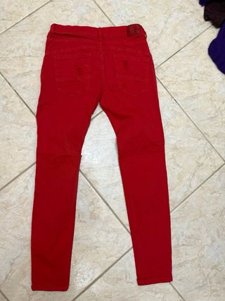 Pantaloni rossi a vita alta con dettagli strappati