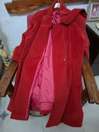 Abrigo largo rojo con bufanda