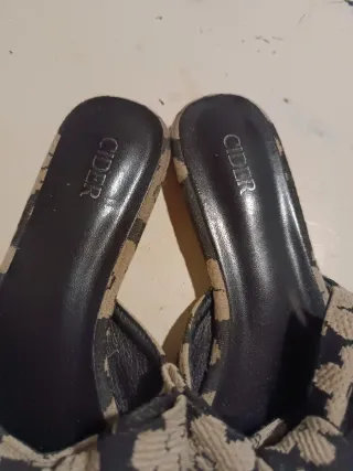 Ciabatte con fiocchi beige e nere