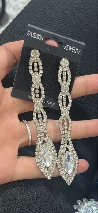 Pendientes largos de bisutería con pedrería