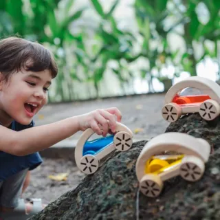 Coche de madera sensorial con líquido rojo PlanToy