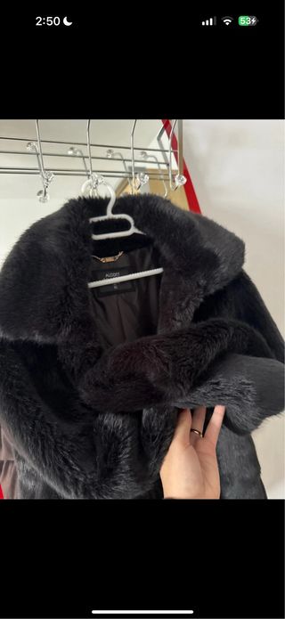 Abrigo de pelo negro