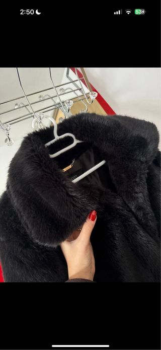 Abrigo de pelo negro