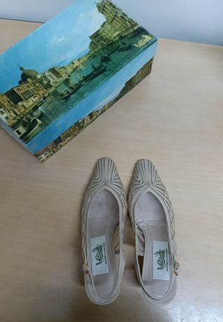 Zapatos de tacón destalonados beige 36