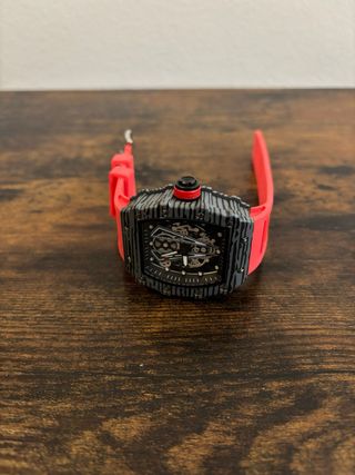 Reloj moderno negro y rojo