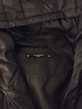 Chaqueta negra acolchada con capucha