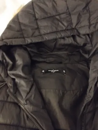 Chaqueta negra acolchada con capucha