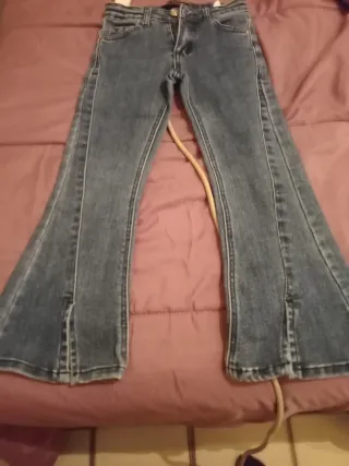 Jeans bambina a zampa con spacchi