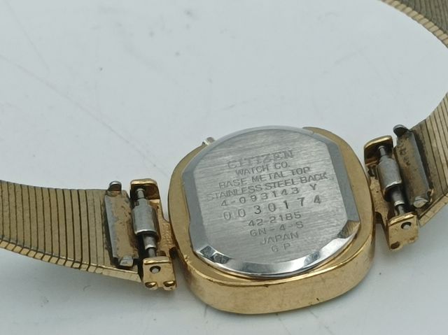 Reloj Citizen Quartz Digital Vintage Dorado