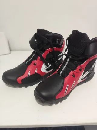 Botas de moto rojas y negras