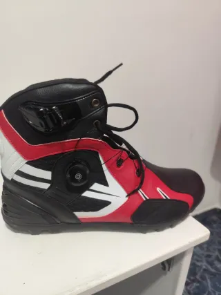 Botas de moto rojas y negras