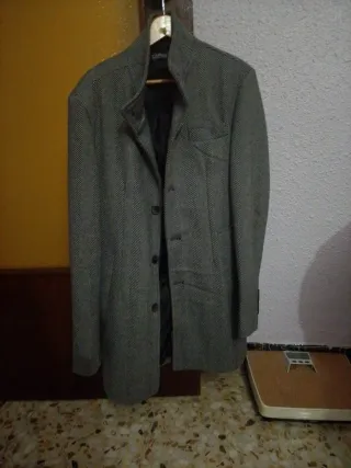 Abrigo gris y negro hombre