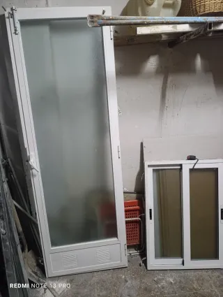 Puerta de cristal esmerilado y ventana