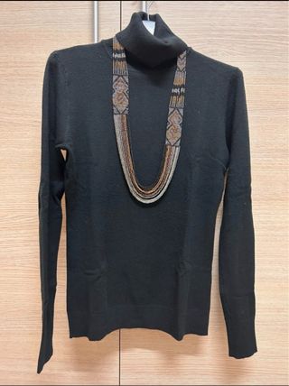 Maglioncino nero collo alto con collana