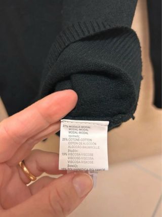 Maglioncino nero collo alto con collana